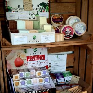 Présentoir avec les produits de Serto Cosmetiques à Bollène