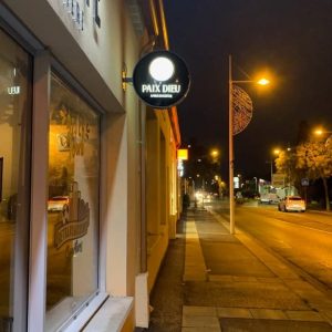 Devanture avec panneau lumineux Bar Biker L'antidote à Bollène