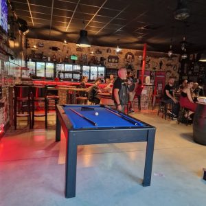 Photo d'une table de billard au Bar Biker L'antidote à Bollène