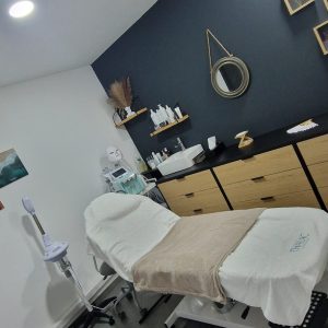 salle de soin de l'institut ELA Beauté avec fauteuil de massage et produits de soins