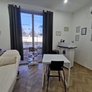 photo de la salle de soin de l'écrin de douceur by Gaëlle à Bollène avec une table de massage et un bureau
