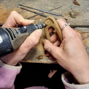 photo de mains en fabrication d'art, Place des arts à Bollène