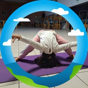 photo d'enfant en position de yoga, yoga tree energie