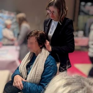 Photo de Gaëlle de L'écrin de douceur by Gaëlle réalisant un massage capillaire sur une dame