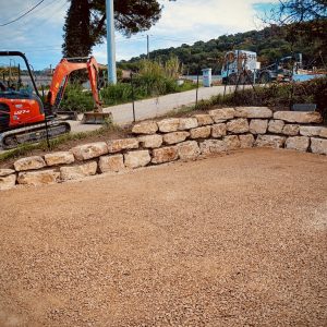 photo d'une mini-pelle et d'un terrain terrasser par David Maurin TP terrassement à Bollène