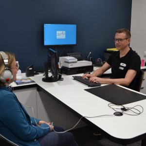 photo de Philippe Grosse réalisant un contrôle d'audition sur une femme chez optic 2000 à Bollène