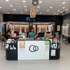 intérieur du magasin opticien optic 2000 à Bollène