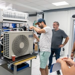 photo de personnes en formation climatisation