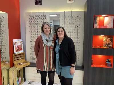Photo de Séverine Huet et sa collaboratrice dans la boutique, Sev'Optique Bollène