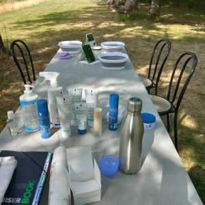 photo d'une table avec divers produits (cosmétique, hygiène, complément alimentaire etc....) en phytothérapie. Ely'well Bollène